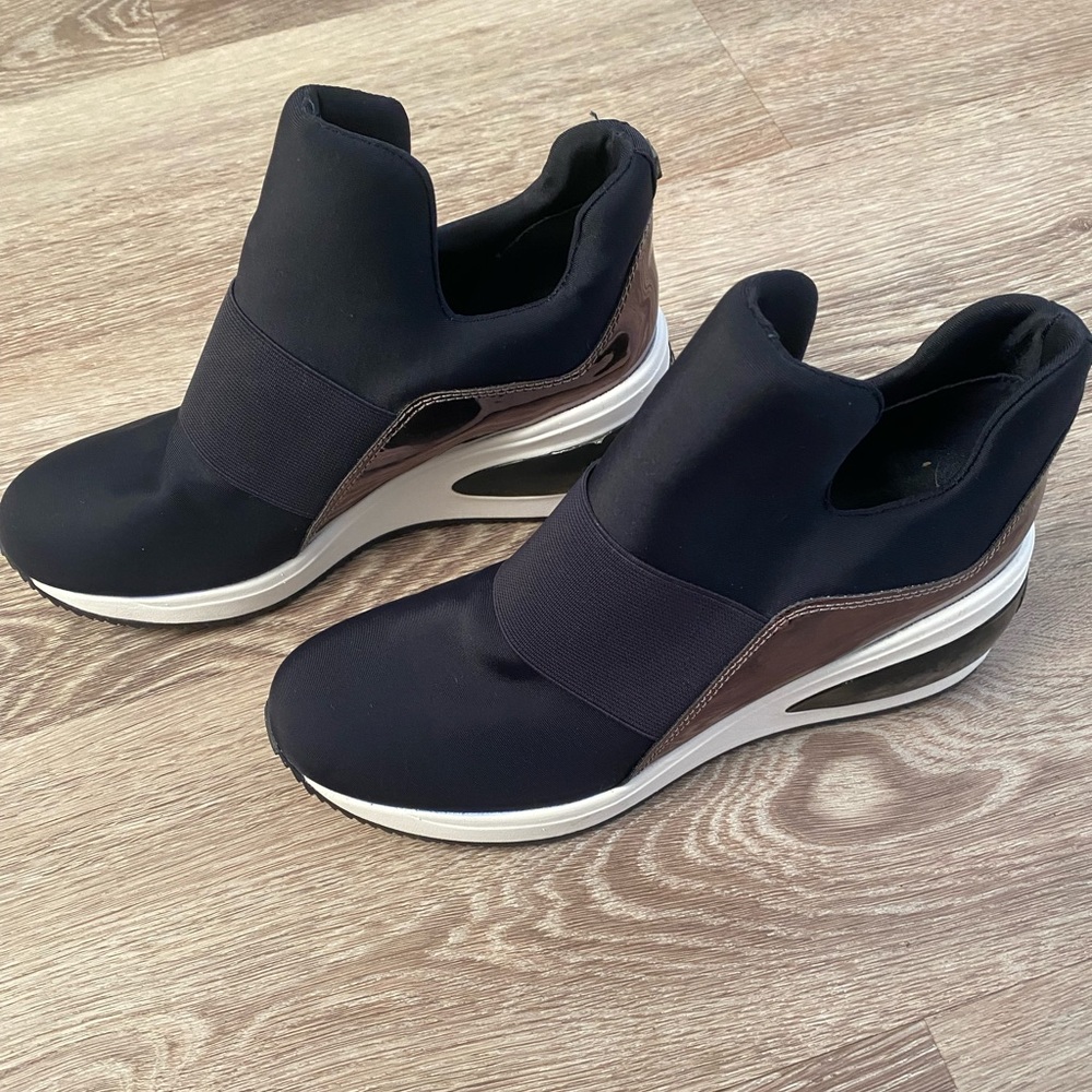 DKNY Fashion Slip on Sneaker w heel 8.5